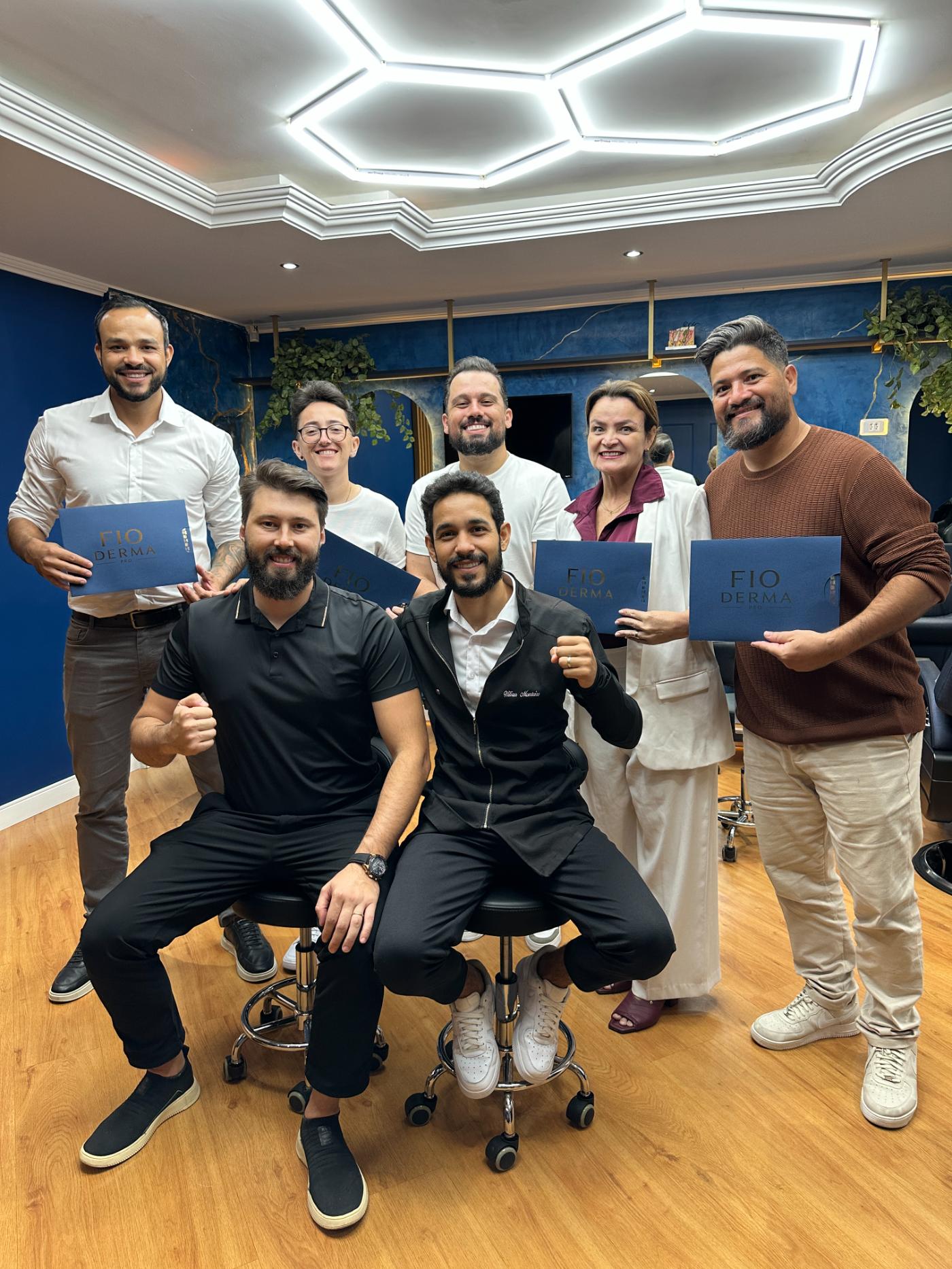 Wilian e alunos com kits Fio Derma Pro
