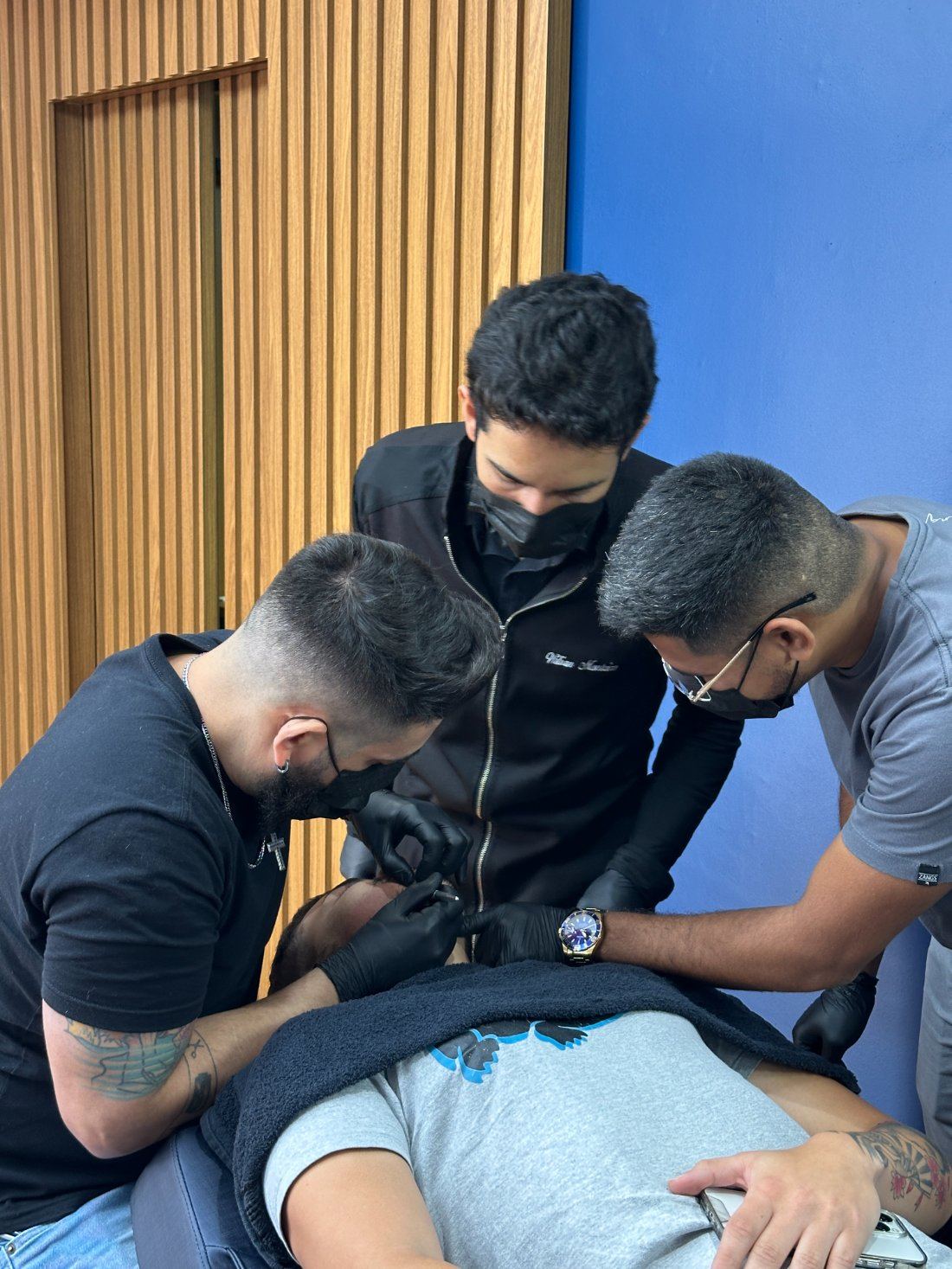 Wilian Monteiro orientando alunos durante atendimento real